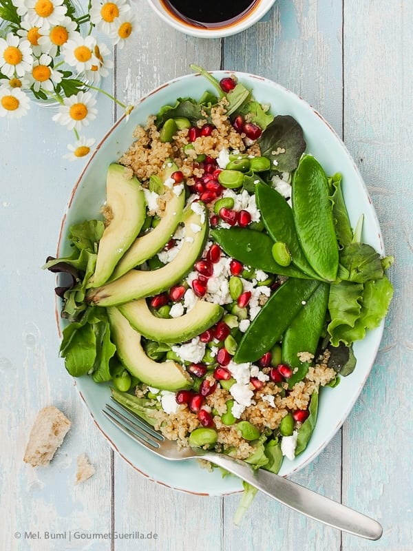 Power-Salat Green Spirit mit Edamame, Avocado, Zuckerschoten, Quinoa und Granatapfel | GourmetGuerilla.de