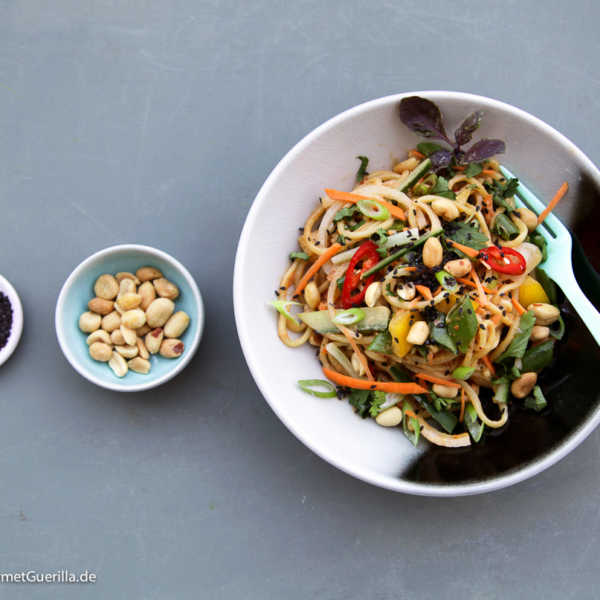 Asiatische Sommernudeln mit cremigem Erdnussdressing | GourmetGuerilla.de