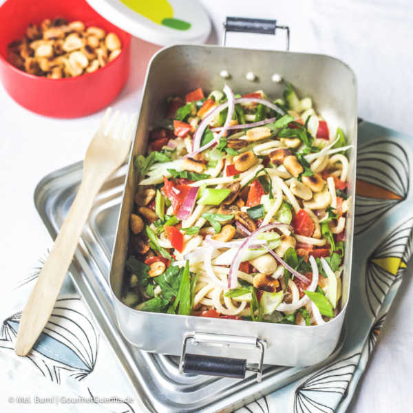 Spicy asiatischer Spaghettisalat mit knackigem Gemüse und Erdnüssen | GourmetGuerilla.de