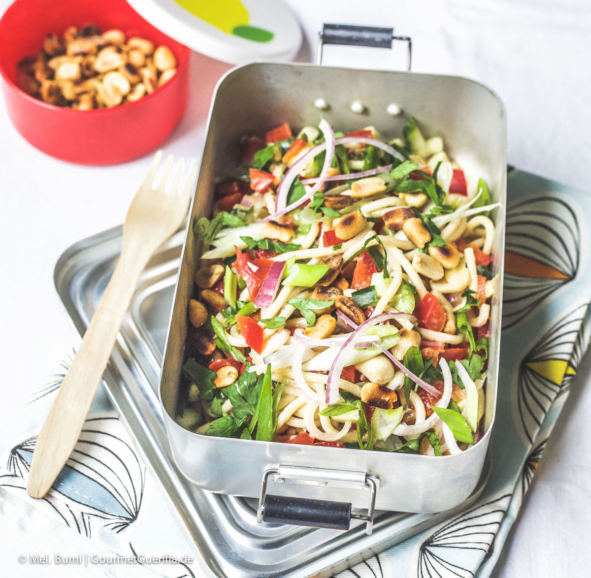 Spicy asiatischer Spaghettisalat mit knackigem Gemüse und Erdnüssen | GourmetGuerilla.de