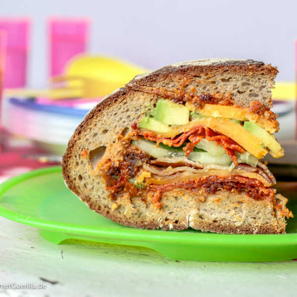 Gefülltes Picknick-Brot mit rotem Pesto | GourmetGuerilla.de