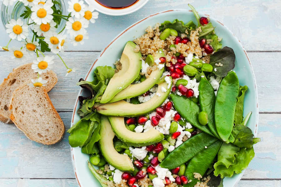 Power-Salat Green Spirit mit Edamame, Avocado, Zuckerschoten, Quinoa und Granatapfel | GourmetGuerilla.de