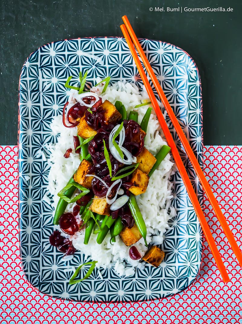 Tofu auf Grünen Bohnen mit würziger Trauben-Ingwer-Soße | GourmetGuerilla.de