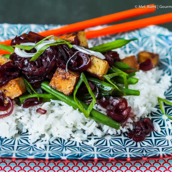 Tofu auf Grünen Bohnen mit würziger Trauben-Ingwer-Soße | GourmetGuerilla.de