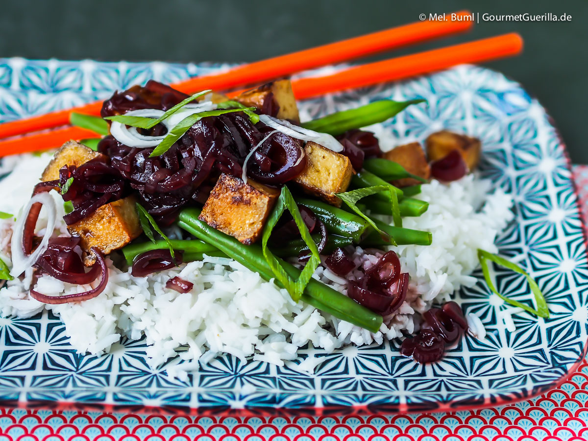 Tofu auf Grünen Bohnen mit würziger Trauben-Ingwer-Soße | GourmetGuerilla.de