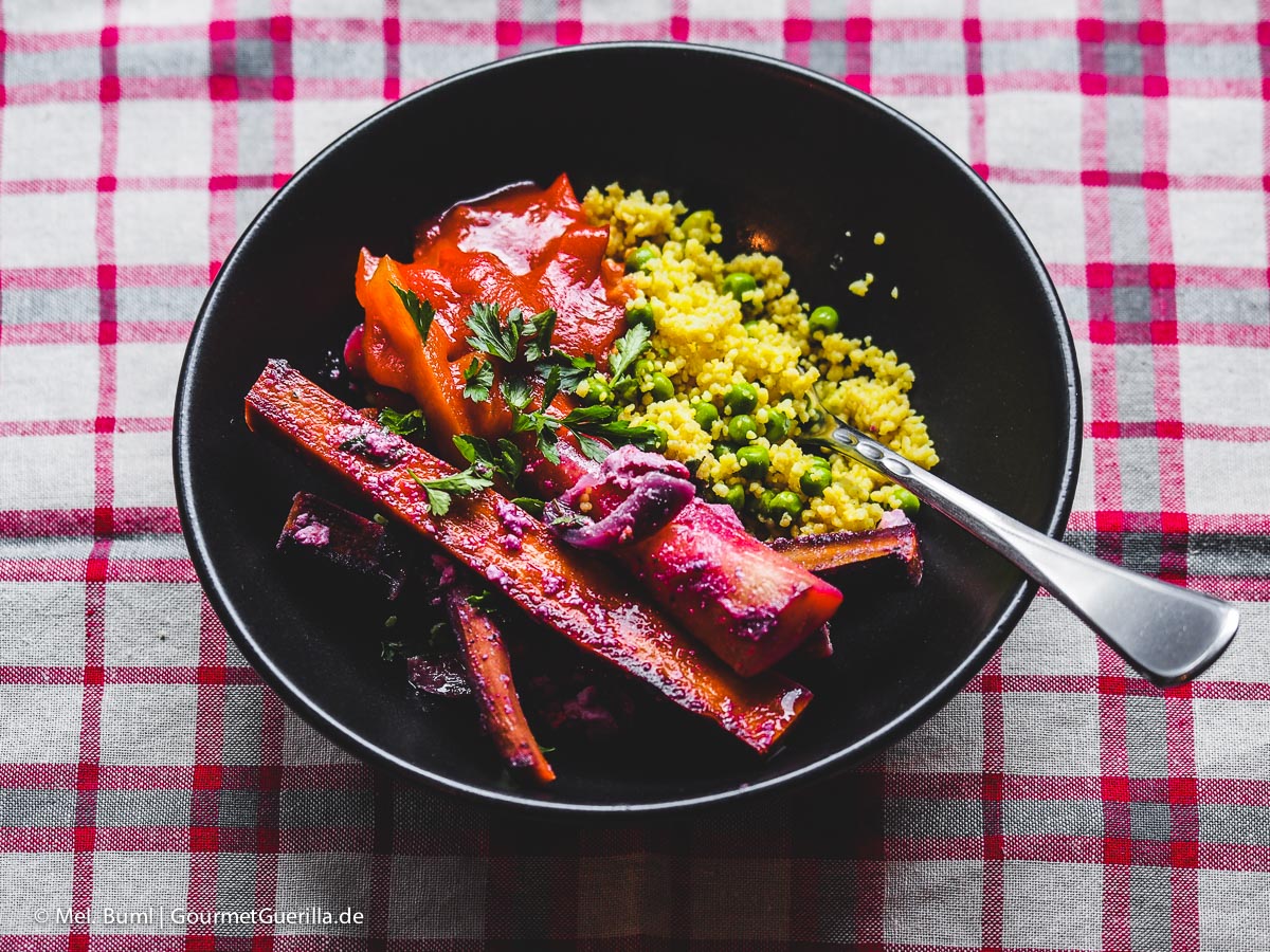 Gebackene bunte Möhren mit Feta und Erbsen-Couscous | GourmetGuerilla.de