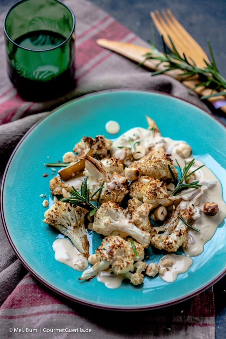 Ofengerösteter Blumenkohl mit Whiskey- Espresso- Soße, Haselnüssen und ...