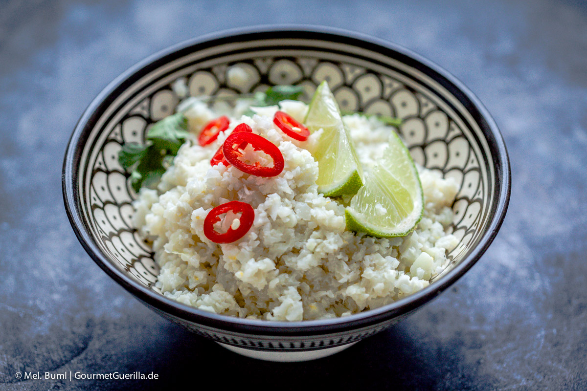 Hühnchen in pikanter Erdnusssosse mit grünem Knack-Topping und Kokos-Limetten-Cauli-Reis | GourmetGuerilla.de
