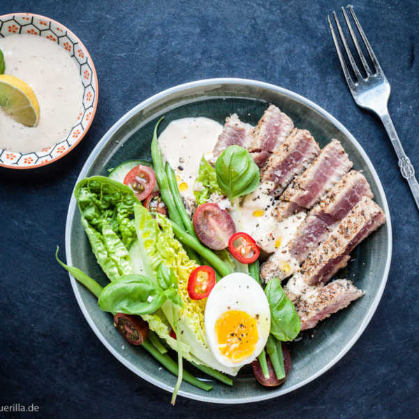 {LCHF-Rezept} Blackened Tuna Salat mit Habanero-Limetten-Dressing | GourmetGuerilla.de