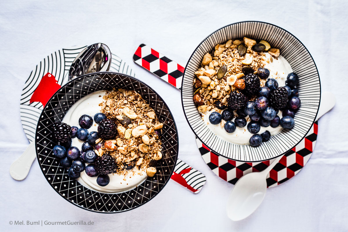 {LCHF & Low Carb Rezept} Griechischer Joghurt mit selbstgemachtem Nussknusper und dunklen Beeren | GourmetGuerilla.de