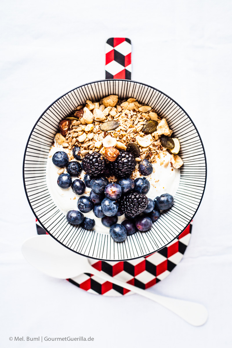 {LCHF-Rezept} Griechischer Joghurt mit selbstgemachtem Nussknusper und dunklen Beeren | GourmetGuerilla.de