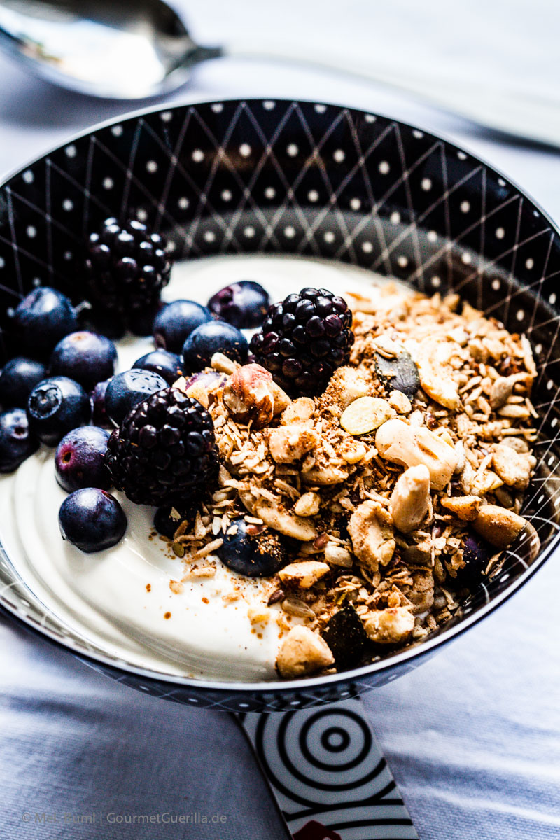 {LCHF-Rezept} Griechischer Joghurt mit selbstgemachtem Nussknusper und dunklen Beeren | GourmetGuerilla.de