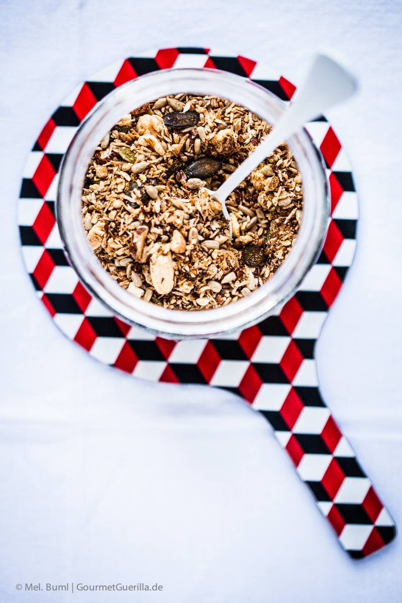 {LCHF-Rezept} Griechischer Joghurt mit selbstgemachtem Nussknusper und dunklen Beeren | GourmetGuerilla.de