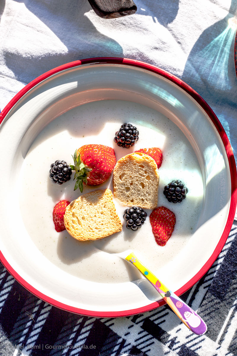 Picknick mit Crostini mit weißem Bohnen-Mandelmus und Harissa, Zucchinisalat Carbonara und Kokoskaltschale mit Beeren und Zwieback | GourmetGuerilla.de