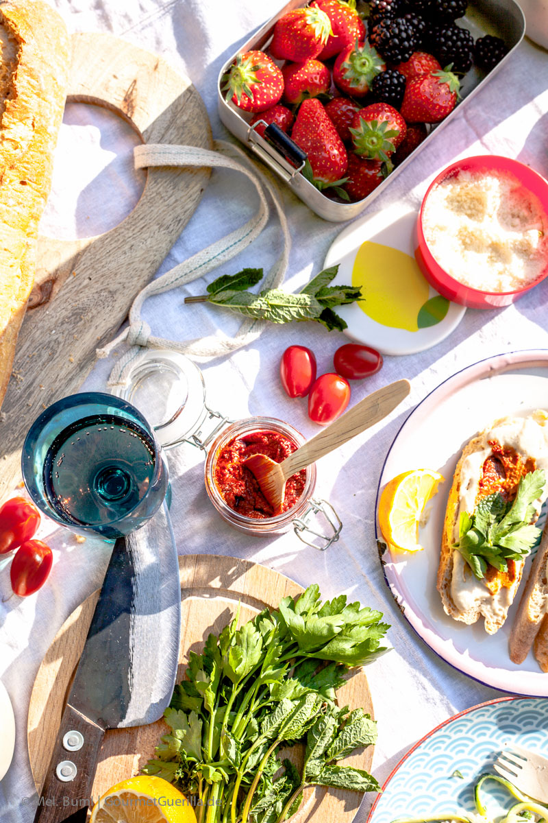 Picknick mit Crostini mit weißem Bohnen-Mandelmus und Harissa, Zucchinisalat Carbonara und Kokoskaltschale mit Beeren und Zwieback | GourmetGuerilla.de