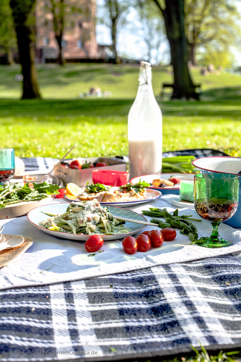 Picknick mit Crostini mit weißem Bohnen-Mandelmus und Harissa, Zucchinisalat Carbonara und Kokoskaltschale mit Beeren und Zwieback | GourmetGuerilla.de