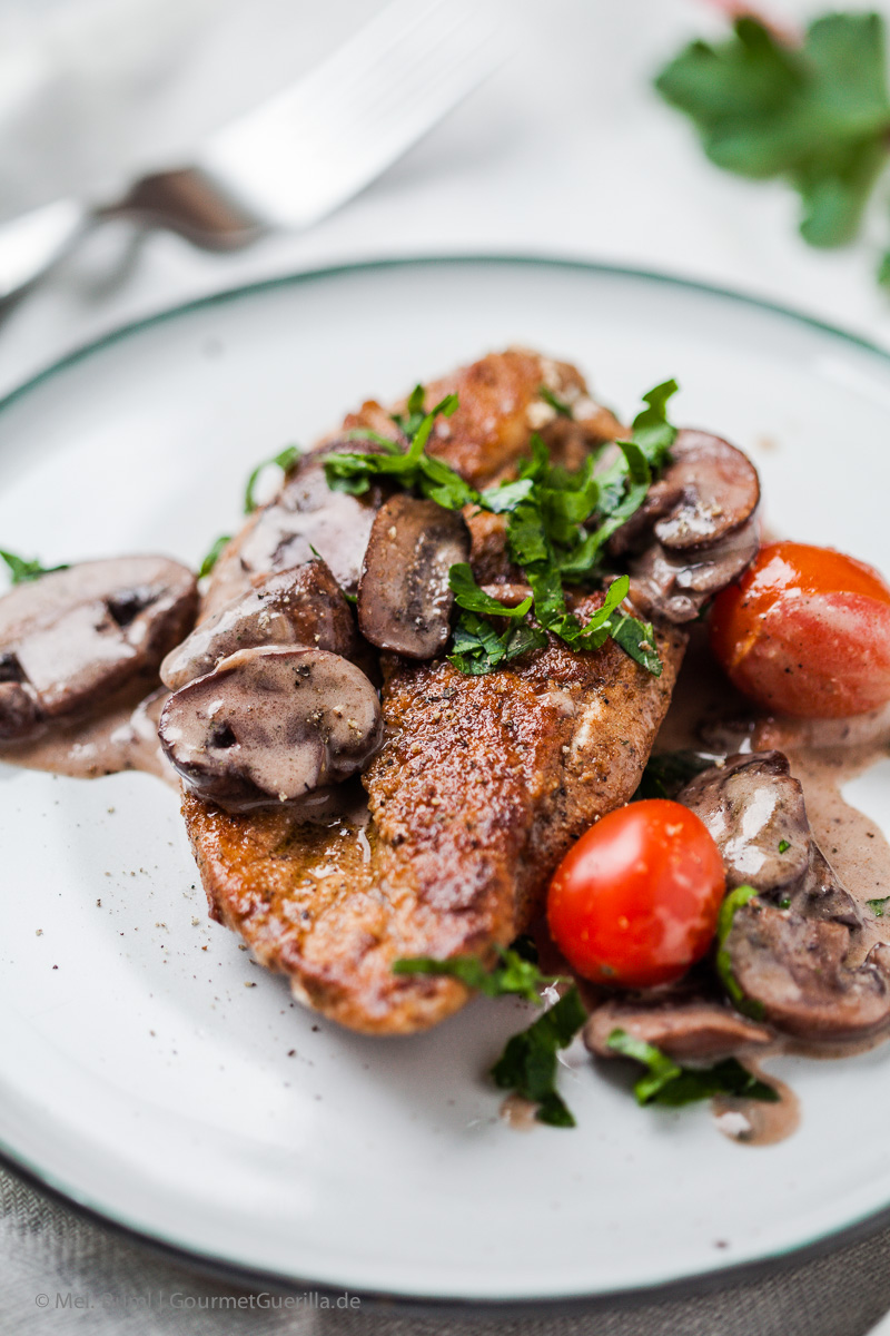 {Low Carb} Betrunkene Hähnchenschnitzel Masala mit Champignons und Tomaten | GourmetGuerilla.de