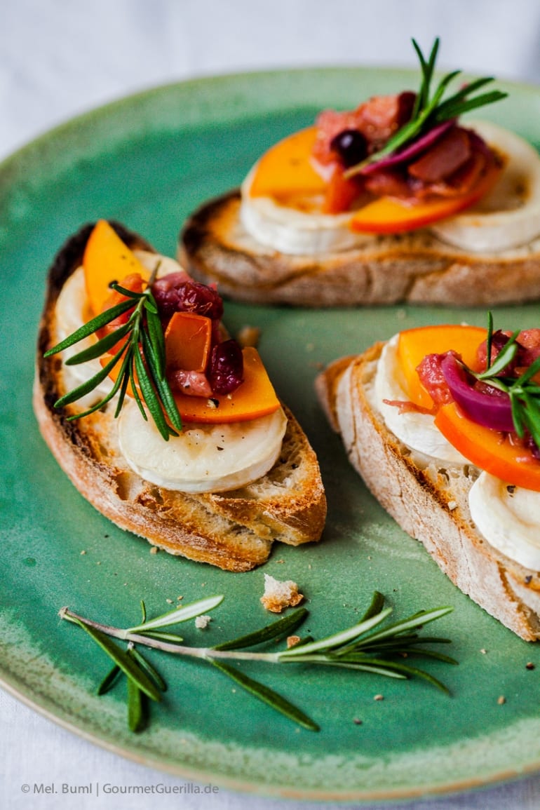 Crostini mit Ziegenkäse und Persimon-Cranberry-Chutney. Köstlich als ... Crostini mit Ziegenkäse und Persimon-Cranberry-Chutney. Köstlich als ...