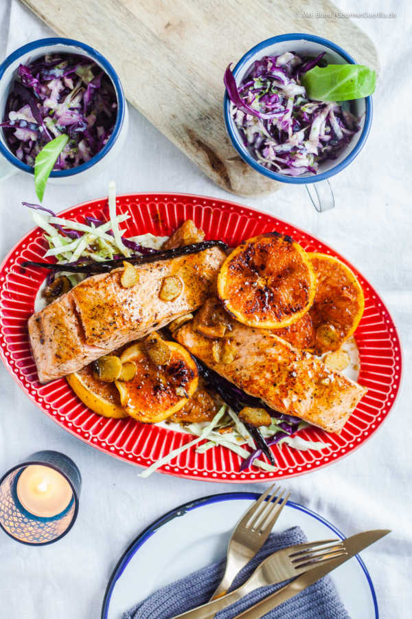 Gebratener Lachs mit Vanille, Orangen und Buttermilch-Krautsalat. Ein ...