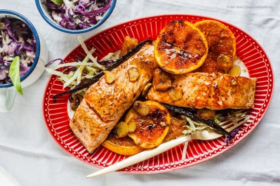 Gebratener Lachs mit Vanille, Orangen und Buttermilch-Krautsalat. Ein ...