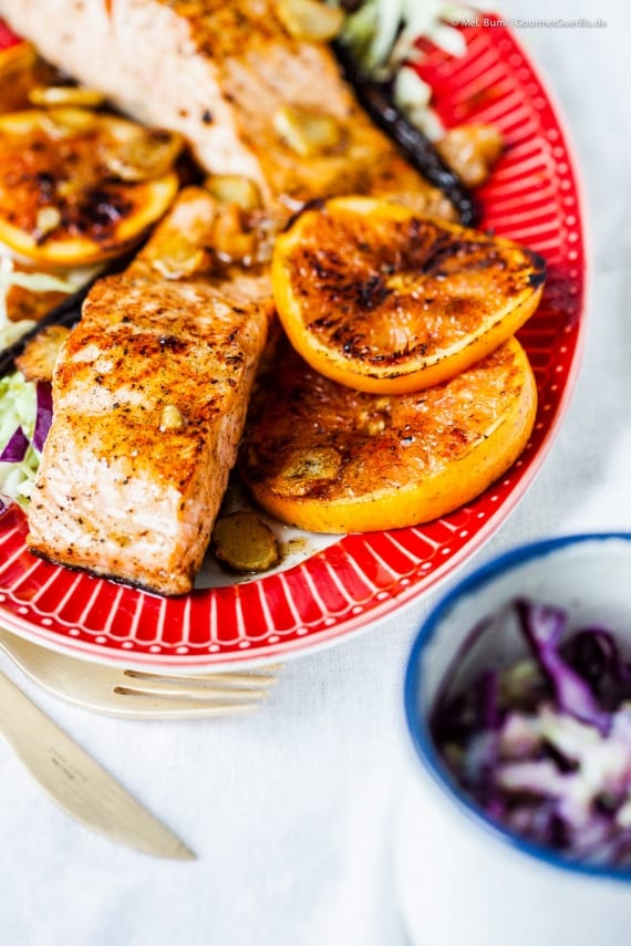 Gebratener Lachs mit Vanille, Orangen und Buttermilch-Krautsalat. Ein ...