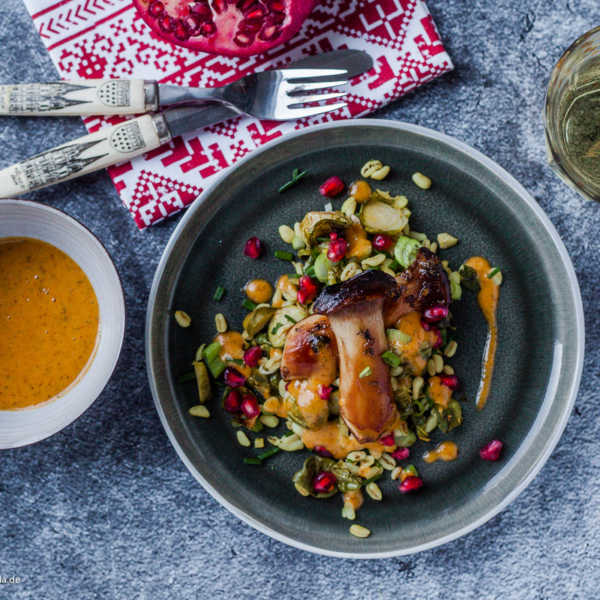 Winterlicher Salat mit Rosenkohl, Weizen, gebratenen Pilzen und Senf-Chili-Dressing | GourmetGuerilla.de