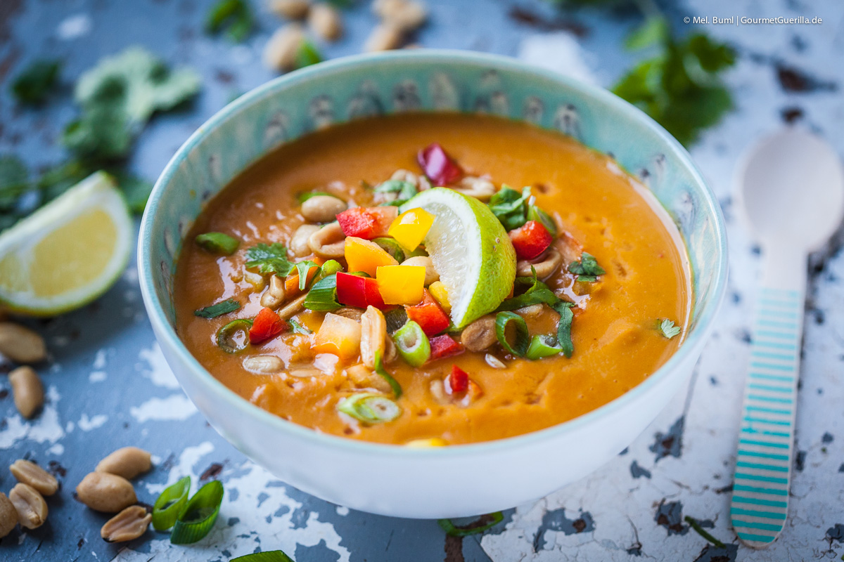 Vegane 15Minuten SüßkartoffelKokosSuppe mit Erdnuss und Paprika. Ein