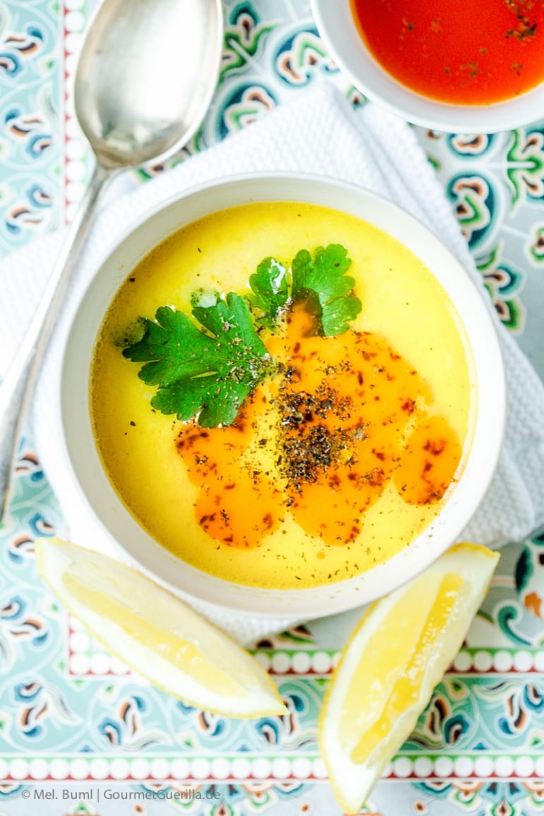 Türkische Hühnersuppe mit Joghurt und PaprikaMinzButter