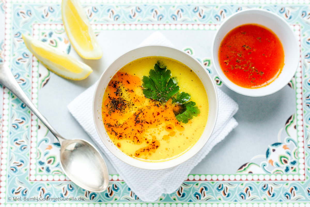 Türkische Hühnersuppe mit Joghurt und PaprikaMinzButter GourmetGuerilla