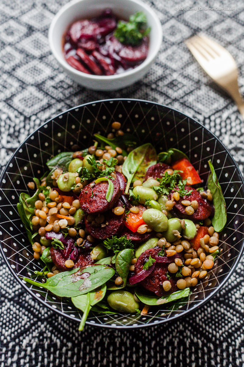 Rezept für Linsensalat mit Kolbász, Edamame, Babyspinat und pikantem Johannisbeer-Dressing | GourmetGuerilla.de