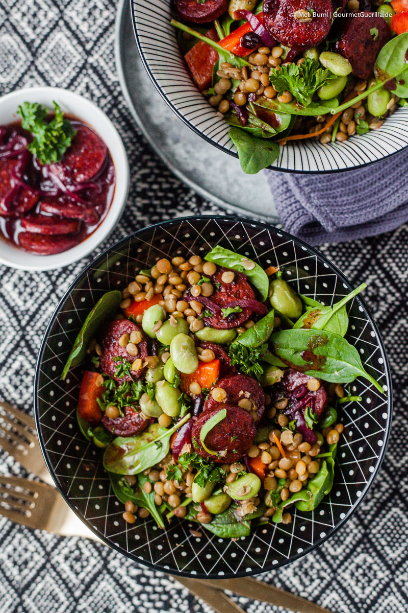 Rezept für Linsensalat mit Kolbász, Edamame, Babyspinat und pikantem Johannisbeer-Dressing | GourmetGuerilla.de