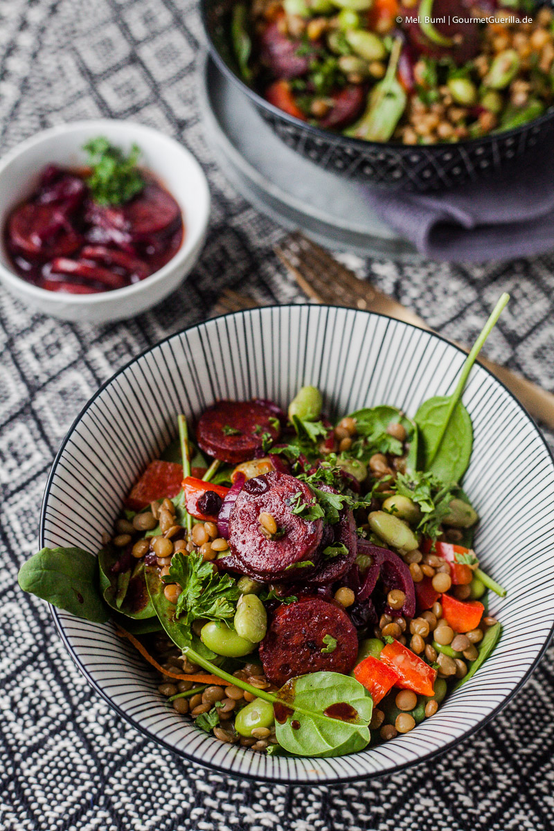 Rezept für Linsensalat mit Kolbász, Edamame, Babyspinat und pikantem Johannisbeer-Dressing | GourmetGuerilla.de
