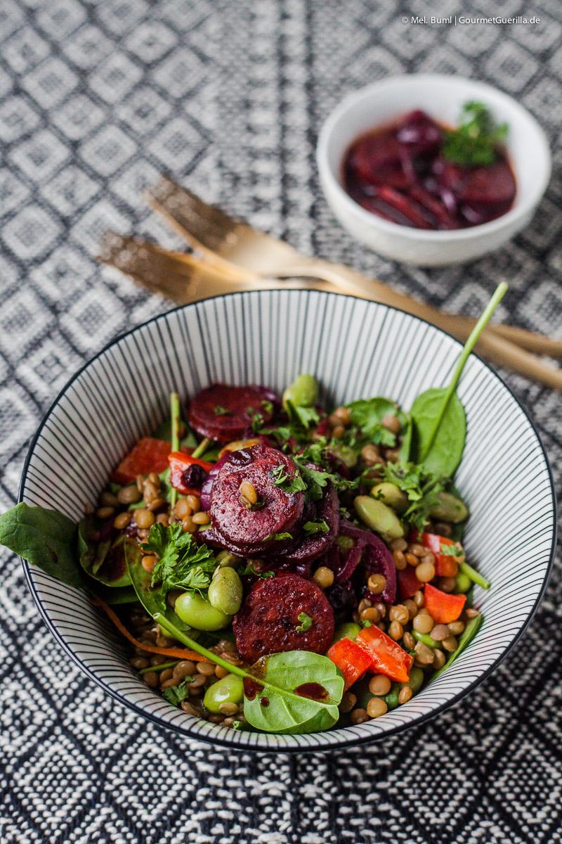 Rezept für Linsensalat mit Kolbász, Edamame, Babyspinat und pikantem Johannisbeer-Dressing | GourmetGuerilla.de