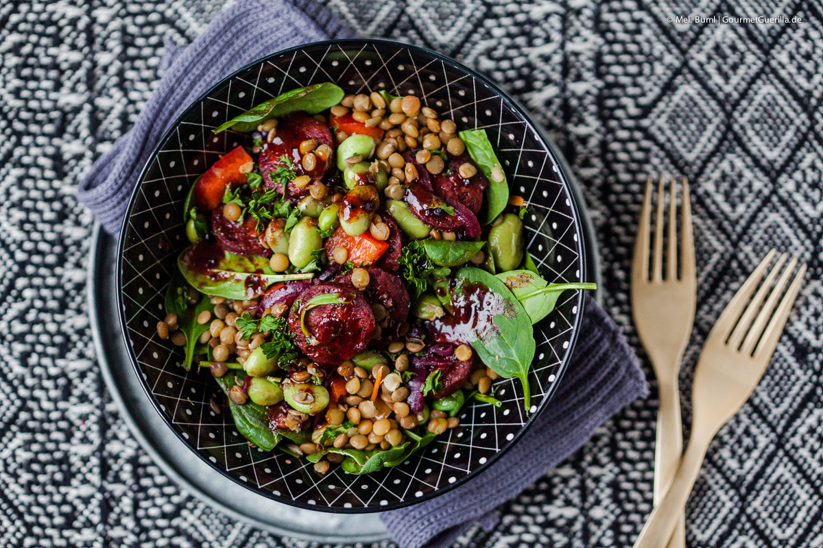 Rezept für Linsensalat mit Kolbasz, Edamame, Babyspinat und pikantem Johannisbeer-Dressing | GourmetGuerilla.de