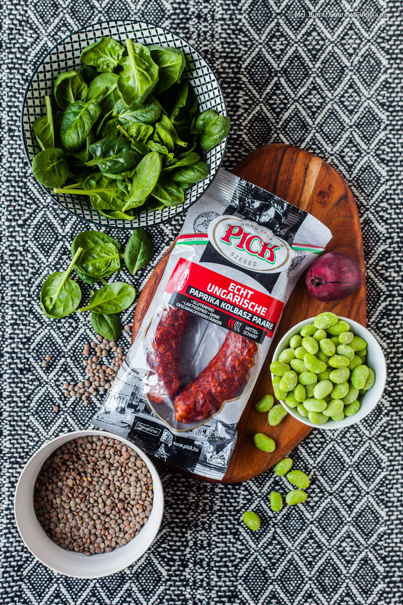 Rezept für Linsensalat mit Kolbász, Edamame, Babyspinat und pikantem Johannisbeer-Dressing | GourmetGuerilla.de