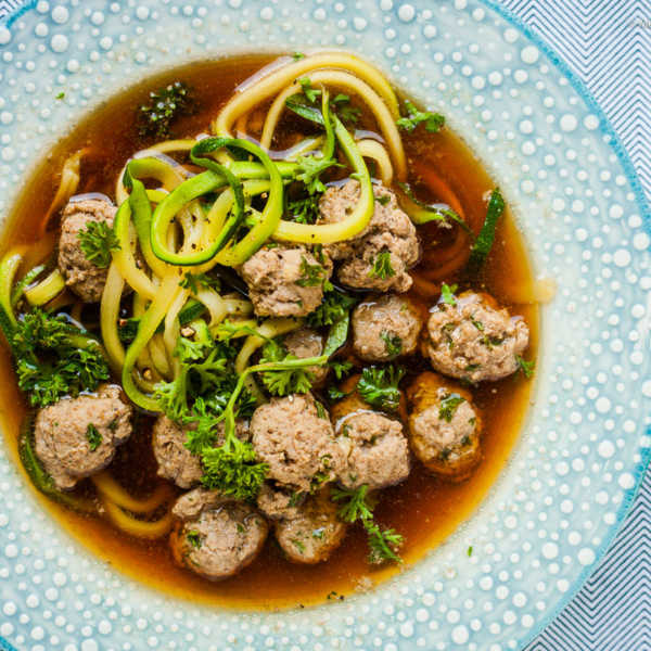 Low Carb Klare Suppe mit Fleischkloesschen und knackigen Zoodles | GourmetGuerilla.de