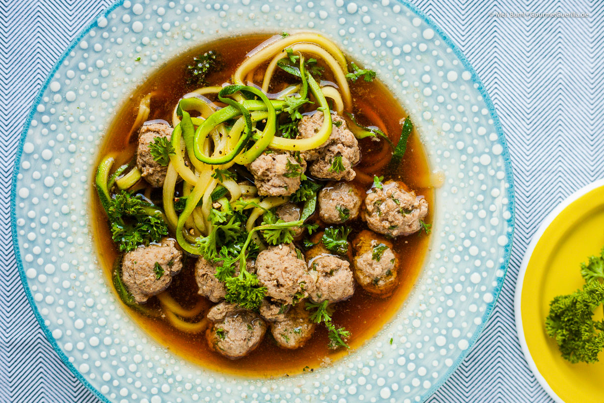 Low Carb Klare Suppe mit Fleischkloesschen und knackigen Zoodles | GourmetGuerilla.de