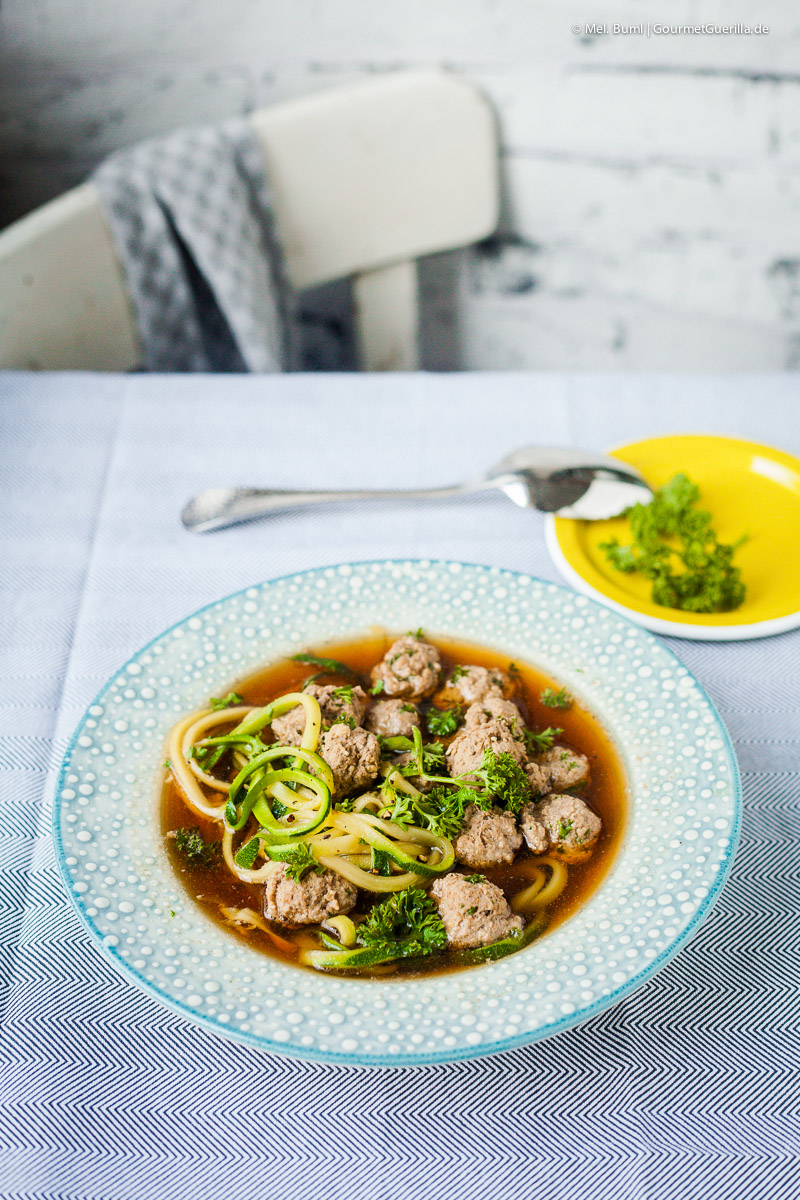 Low Carb Klare Suppe mit Fleischklößchen und knackigen Zoodles | GourmetGuerilla.de