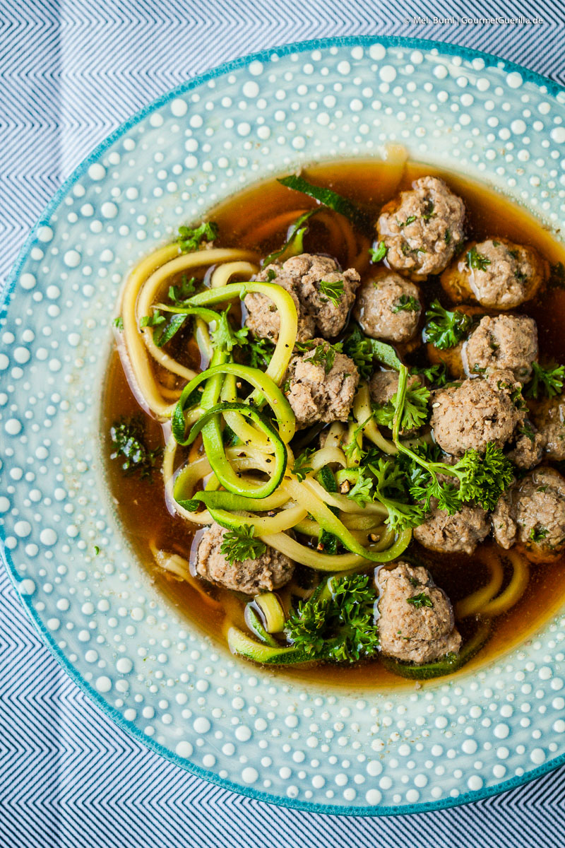 Low Carb Klare Suppe mit Fleischklößchen und knackigen Zoodles | GourmetGuerilla.de