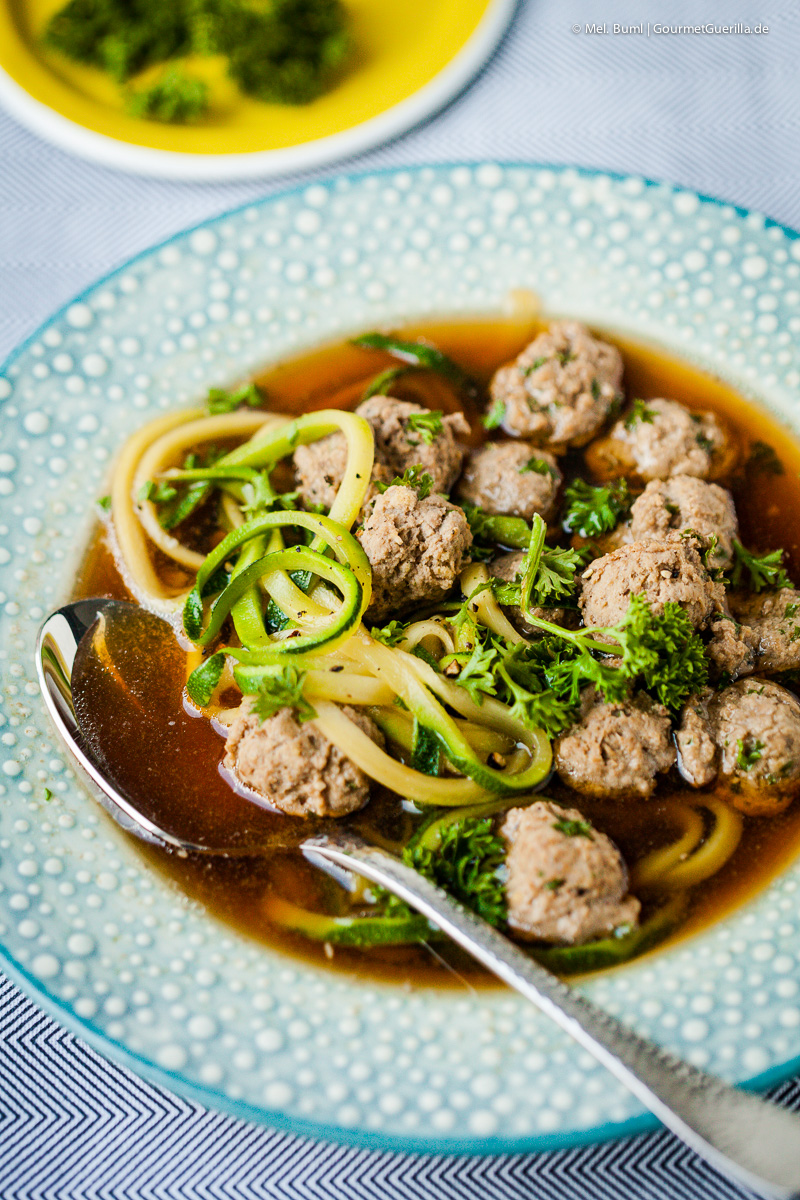 Low Carb Klare Suppe mit Fleischklößchen und knackigen Zoodles | GourmetGuerilla.de