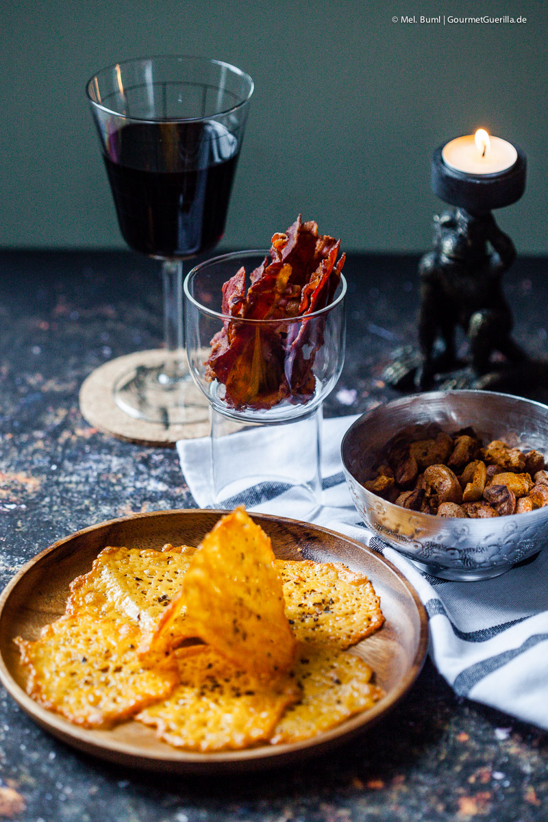Low Carb Knabberkram Bacon-Chips, Cheddar-Cracker und Vindaloo-Cashews | GourmetGuerilla.de