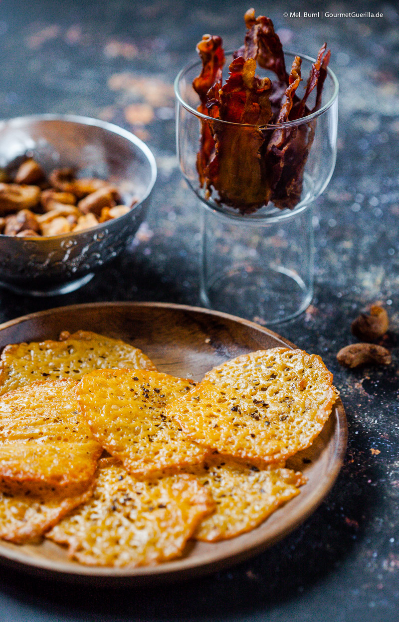 Low Carb Knabberkram Bacon-Chips, Cheddar-Cracker und Vindaloo-Cashews | GourmetGuerilla.de