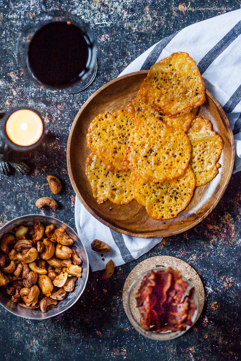 Low Carb Knabberkram Bacon-Chips, Cheddar-Cracker und Vindaloo-Cashews | GourmetGuerilla.de