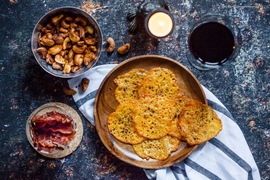 Low Carb Knabberkram Bacon-Chips, Cheddar-Cracker und Vindaloo-Cashews | GourmetGuerilla.de