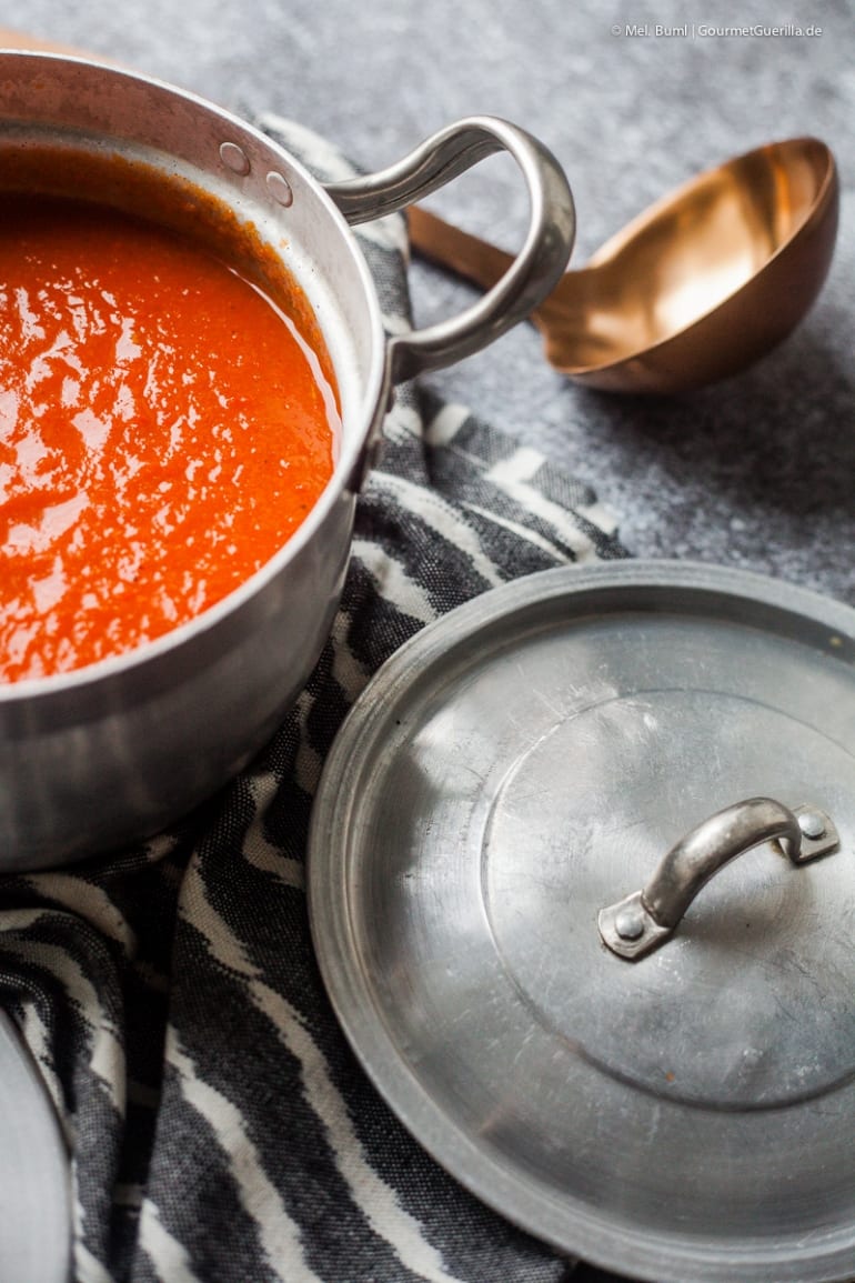 Rote Paprikasuppe mit Rosmarin- Schmand und Salami- Crunch ...