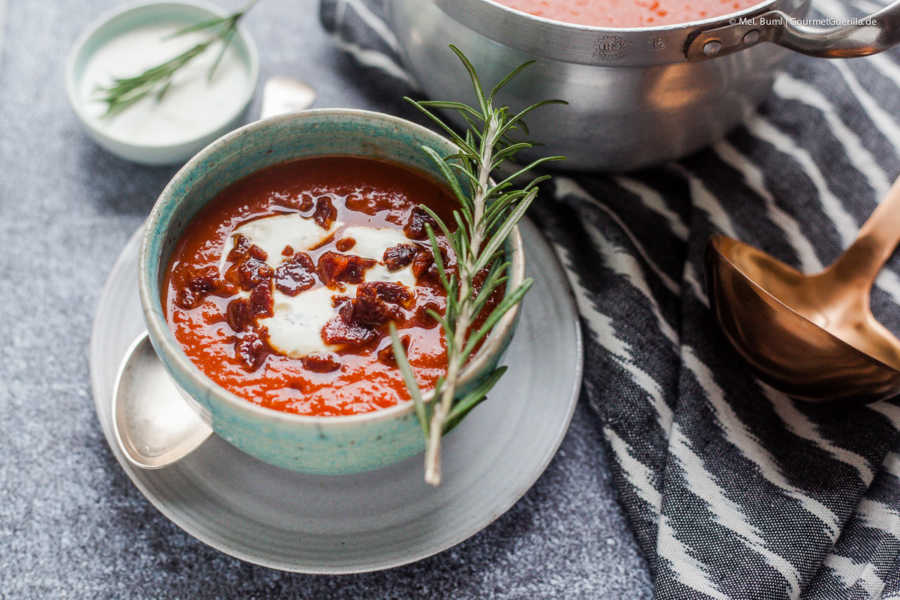Paprikasuppe mit Rosmarin-Schmand und Salami-Crunch | GourmetGuerilla.de