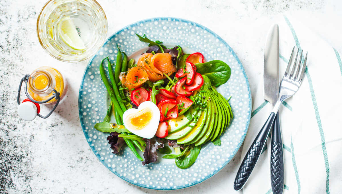 Avocado-Lachs-Salat mit marinierten Radieschen und Granatapfel-Koriander-Vinaigrette | GourmetGuerilla.de