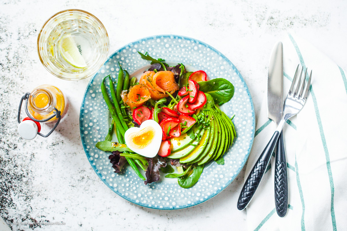 Avocado-Lachs-Salat mit marinierten Radieschen und Granatapfel-Koriander-Vinaigrette | GourmetGuerilla.de
