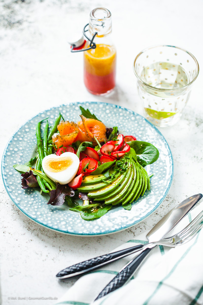 Avocado-Lachs-Salat mit marinierten Radieschen und Granatapfel-Koriander-Vinaigrette | GourmetGuerilla.de