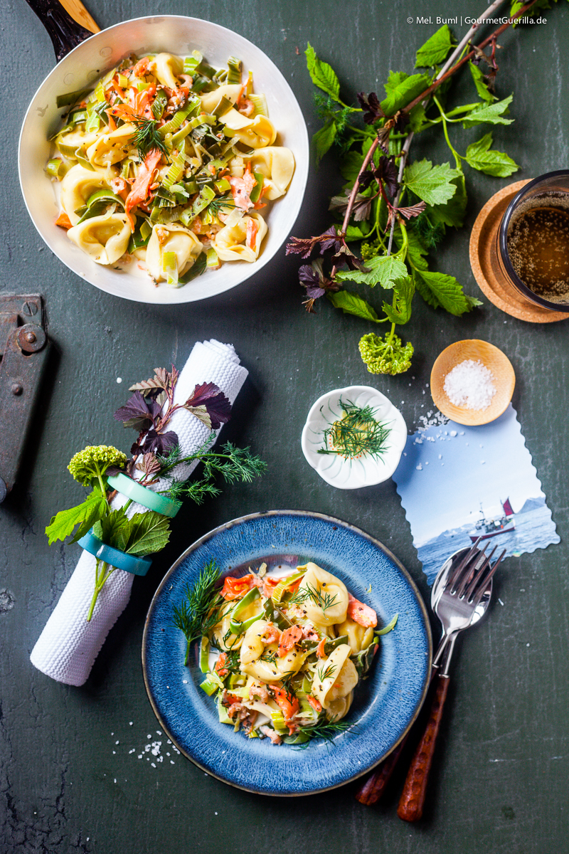 Norwegische One-Pan Pasta mit Lachs, Krabben und Dill in Weisswein-Sahne | GourmetGuerilla.de